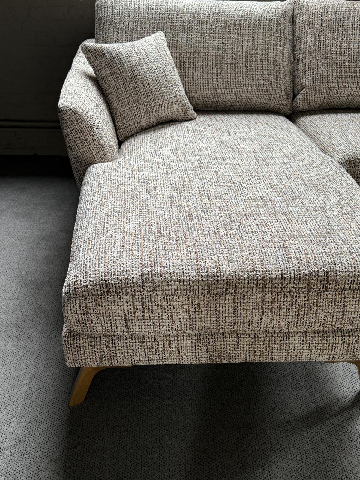 Trendy zithoek met houten poten view 4
