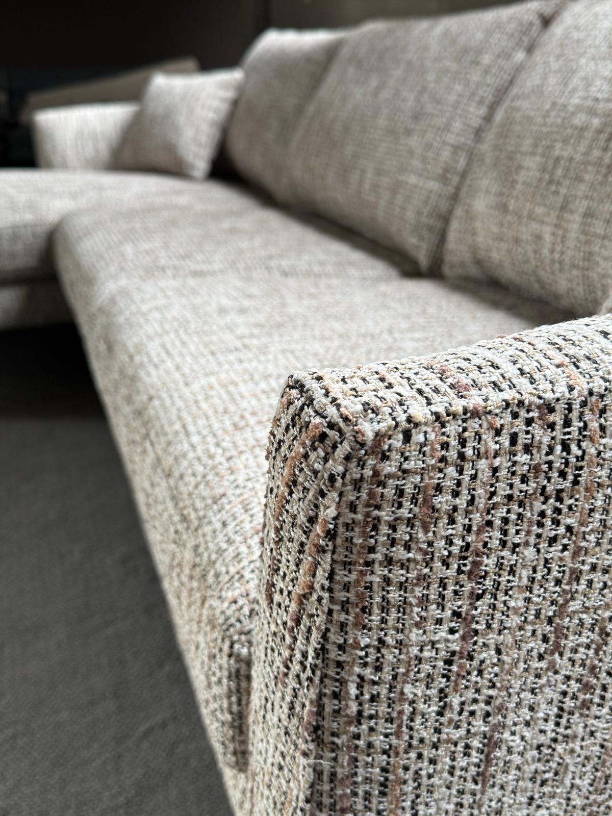 Trendy zithoek met houten poten view 3