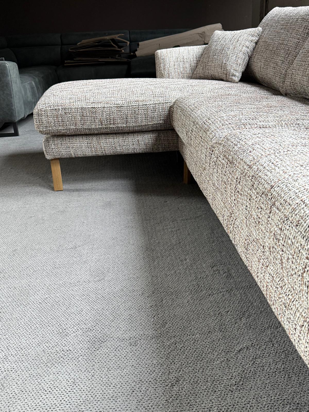 Trendy zithoek met houten poten view 2